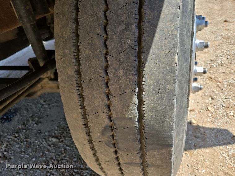 image for item EN3561 2001 Volvo VNM semi truck