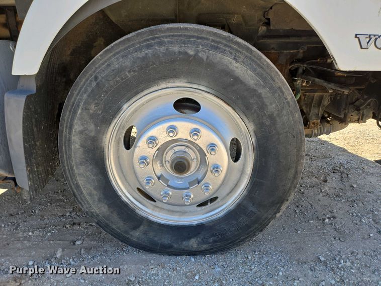 image for item EN3561 2001 Volvo VNM semi truck