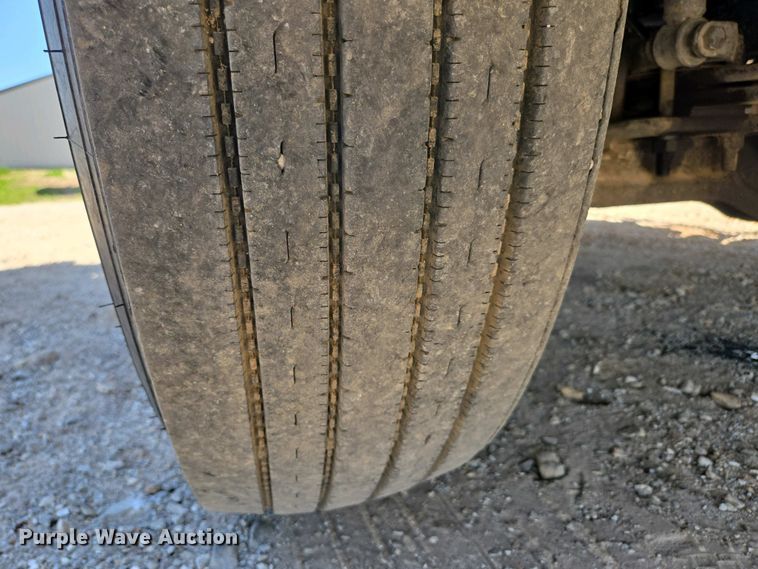 image for item EN3561 2001 Volvo VNM semi truck