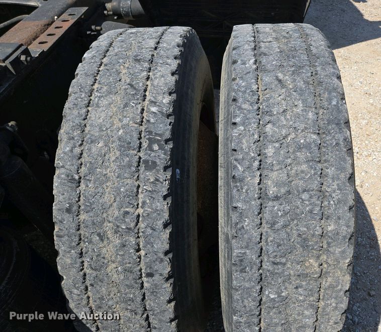 image for item EN3561 2001 Volvo VNM semi truck