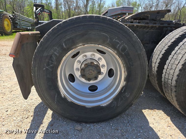 image for item EN3561 2001 Volvo VNM semi truck