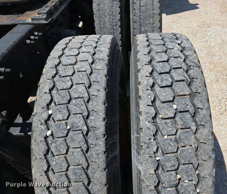 image for item EN3561 2001 Volvo VNM semi truck