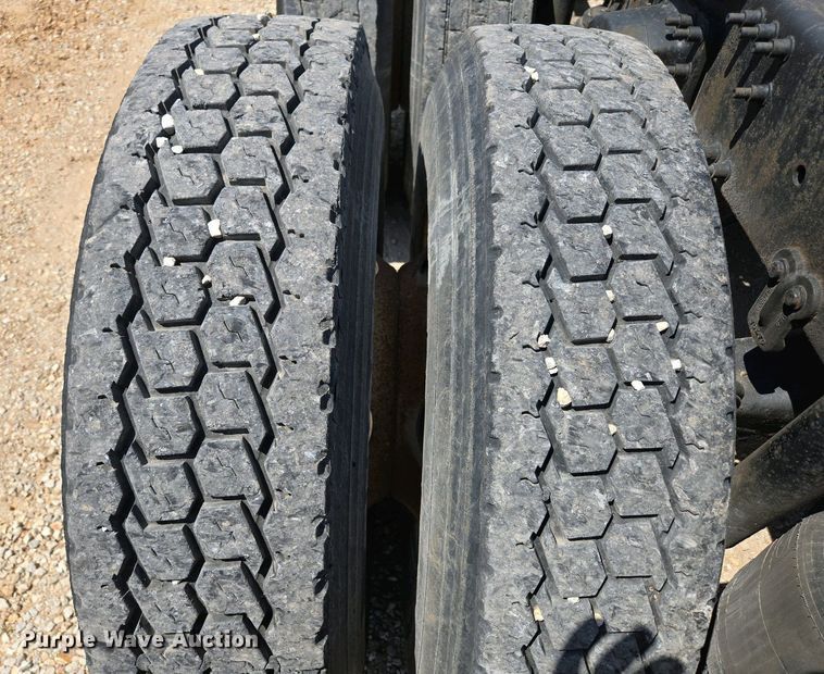 image for item EN3561 2001 Volvo VNM semi truck