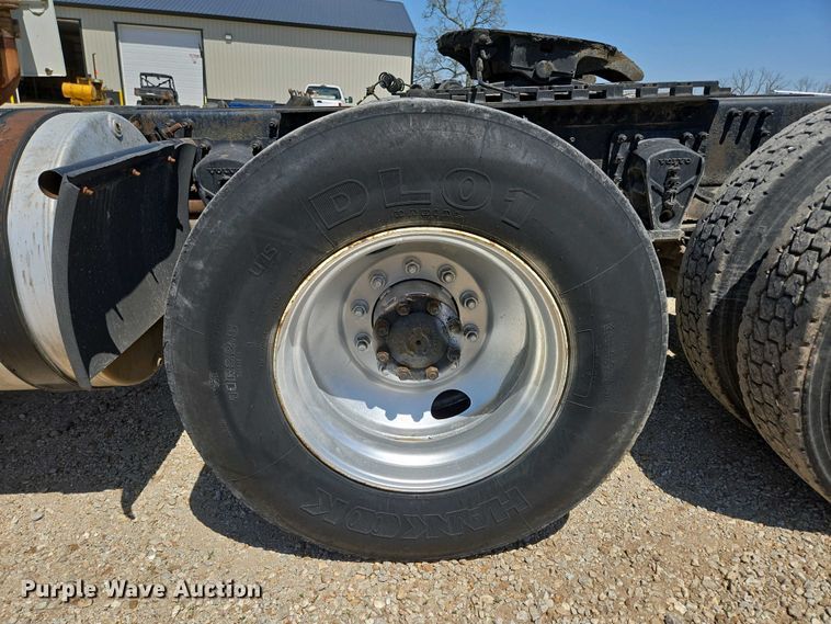 image for item EN3561 2001 Volvo VNM semi truck