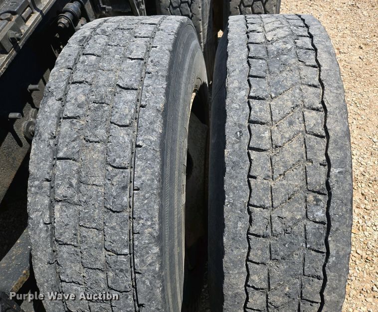 image for item EN3561 2001 Volvo VNM semi truck