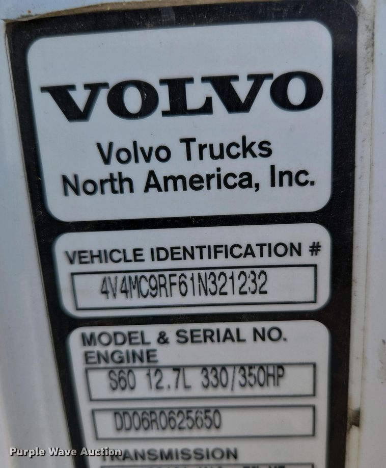 image for item EN3561 2001 Volvo VNM semi truck