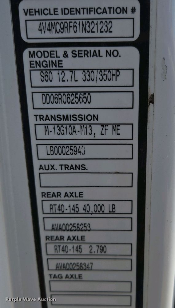 image for item EN3561 2001 Volvo VNM semi truck