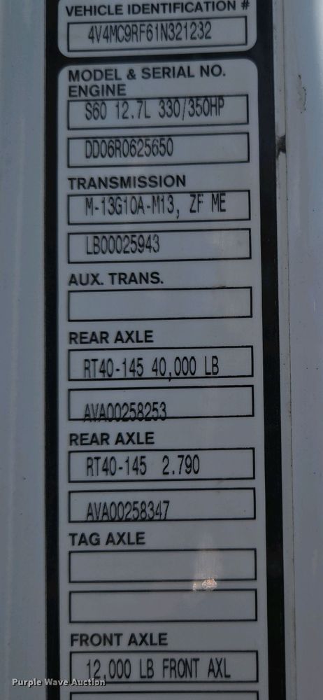 image for item EN3561 2001 Volvo VNM semi truck