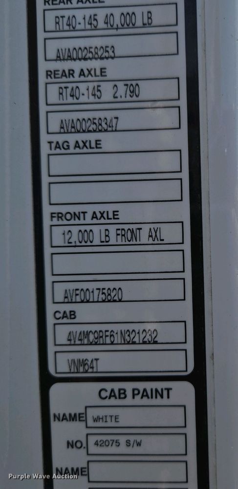 image for item EN3561 2001 Volvo VNM semi truck