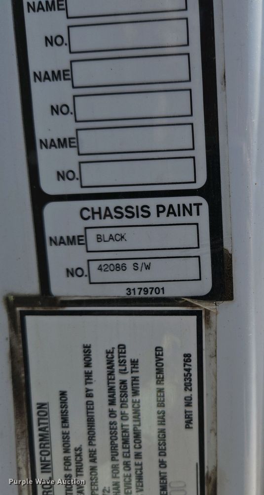 image for item EN3561 2001 Volvo VNM semi truck