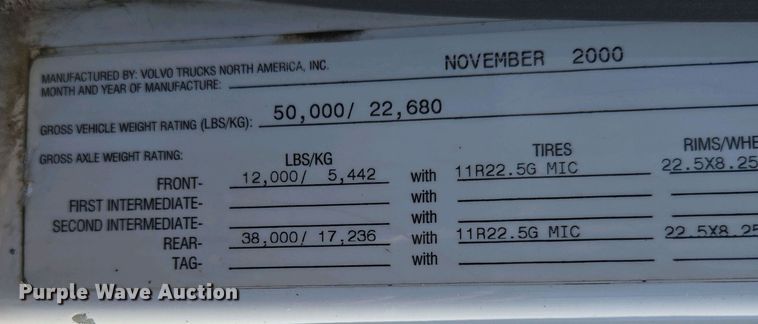 image for item EN3561 2001 Volvo VNM semi truck