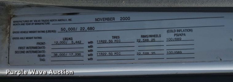 image for item EN3561 2001 Volvo VNM semi truck