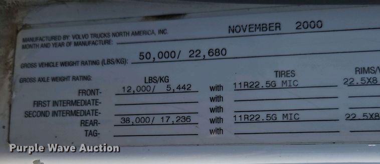 image for item EN3561 2001 Volvo VNM semi truck