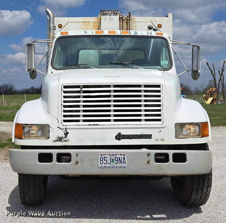 image for item EN3627 2000 International 4900 refuse truck