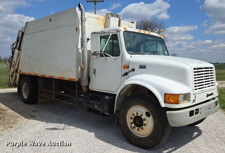 image for item EN3627 2000 International 4900 refuse truck