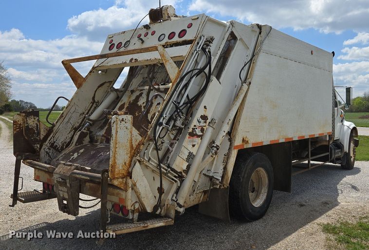 image for item EN3627 2000 International 4900 refuse truck