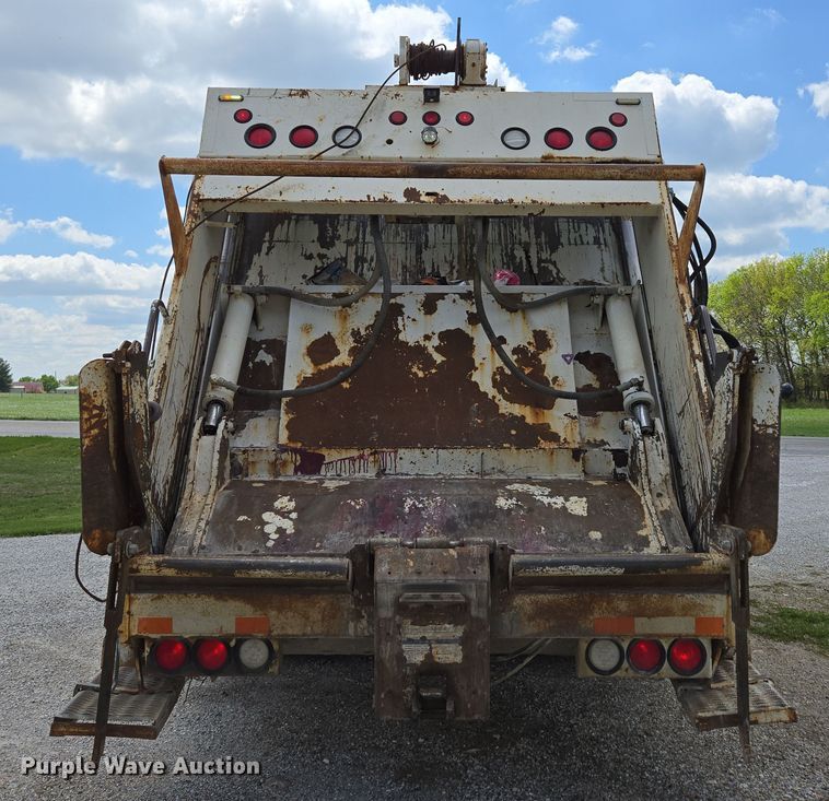 image for item EN3627 2000 International 4900 refuse truck