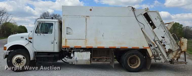 image for item EN3627 2000 International 4900 refuse truck