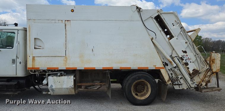 image for item EN3627 2000 International 4900 refuse truck