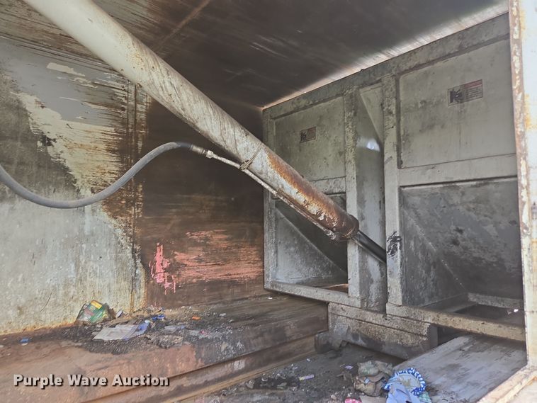 image for item EN3627 2000 International 4900 refuse truck