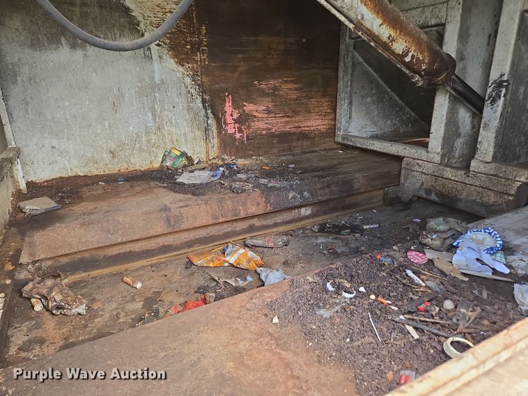 image for item EN3627 2000 International 4900 refuse truck