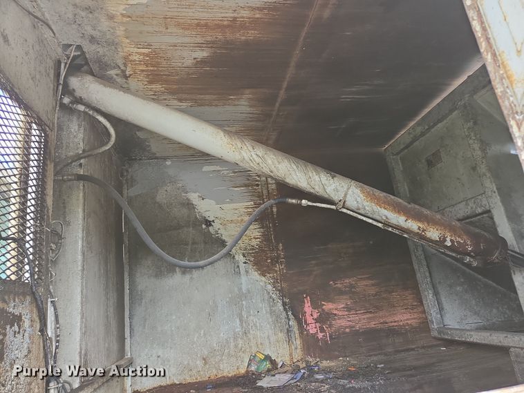 image for item EN3627 2000 International 4900 refuse truck