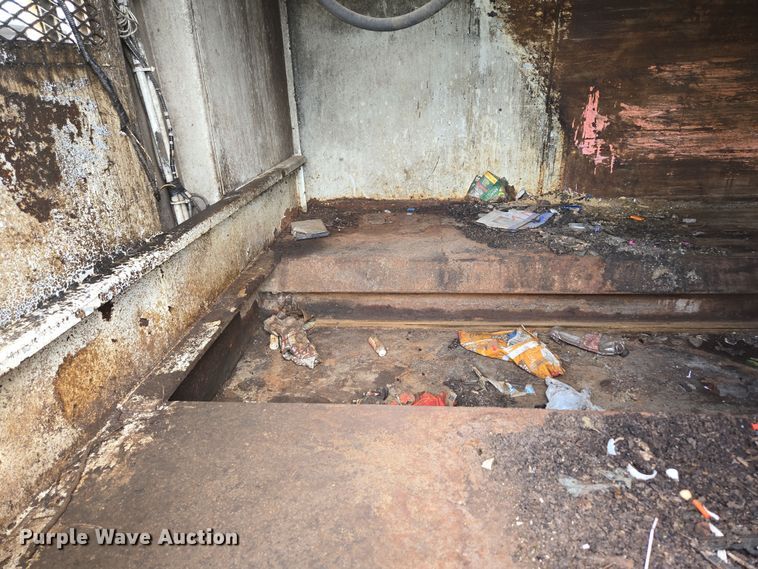 image for item EN3627 2000 International 4900 refuse truck