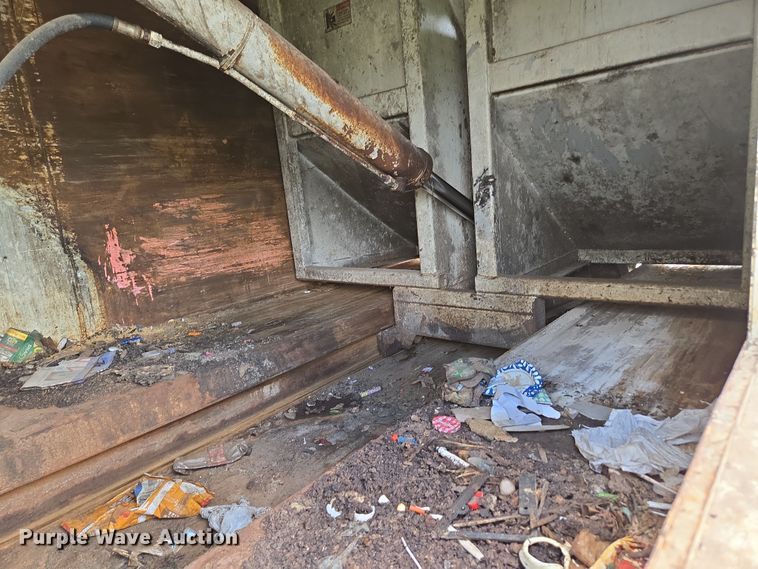 image for item EN3627 2000 International 4900 refuse truck