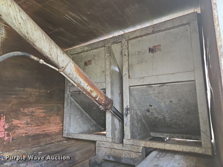 image for item EN3627 2000 International 4900 refuse truck