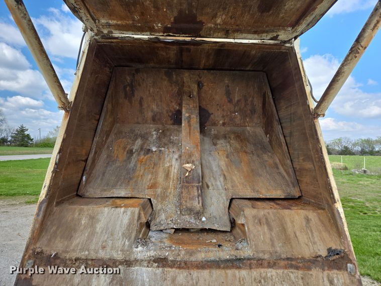 image for item EN3627 2000 International 4900 refuse truck