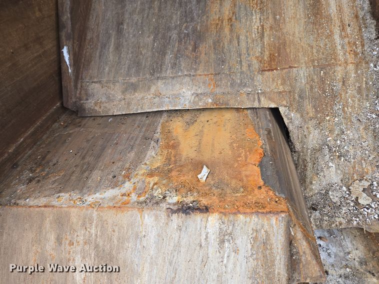 image for item EN3627 2000 International 4900 refuse truck