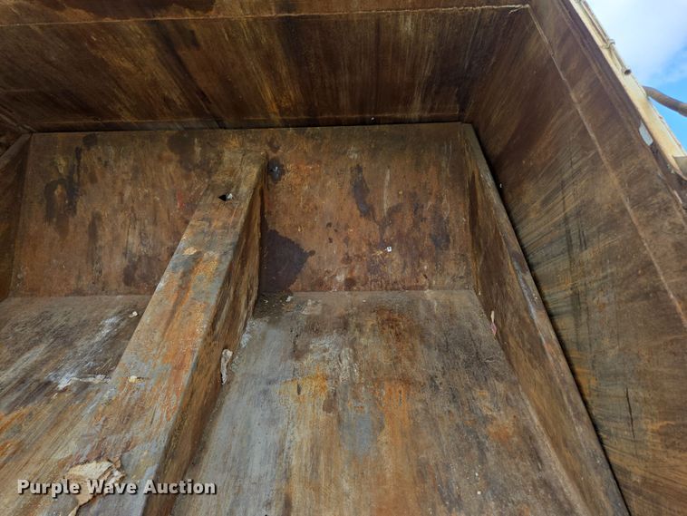 image for item EN3627 2000 International 4900 refuse truck