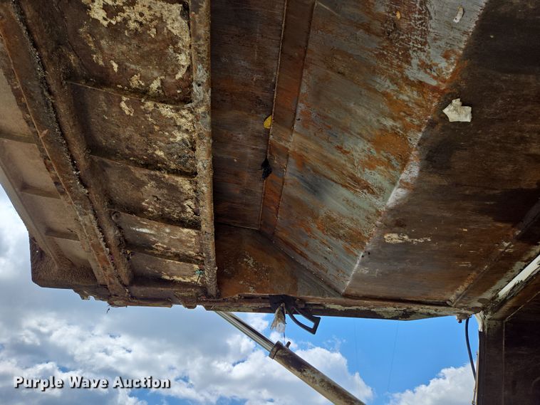 image for item EN3627 2000 International 4900 refuse truck