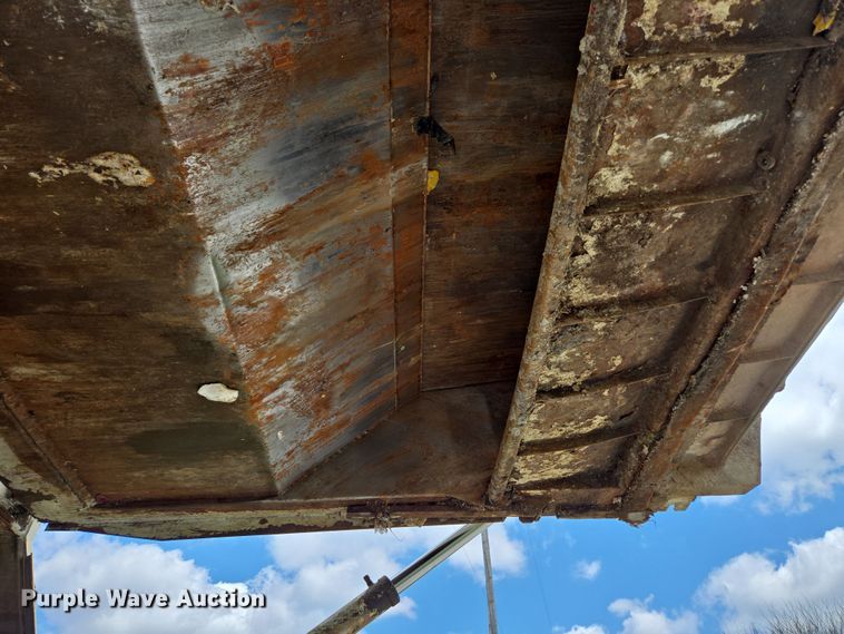 image for item EN3627 2000 International 4900 refuse truck