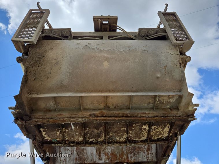 image for item EN3627 2000 International 4900 refuse truck