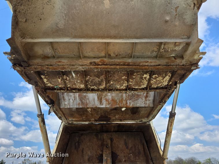 image for item EN3627 2000 International 4900 refuse truck