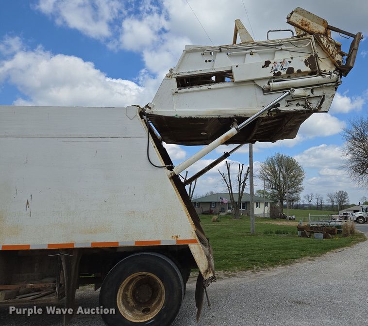 image for item EN3627 2000 International 4900 refuse truck