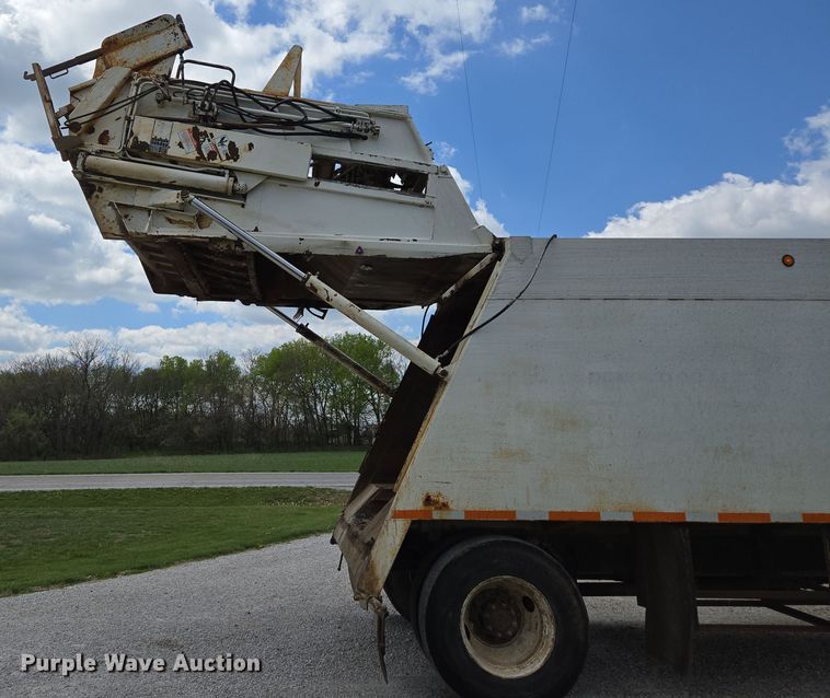 image for item EN3627 2000 International 4900 refuse truck