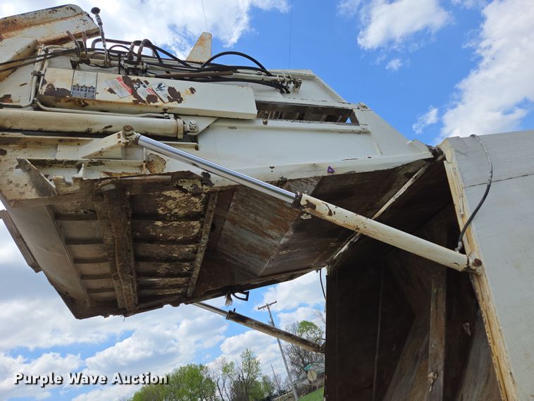 image for item EN3627 2000 International 4900 refuse truck