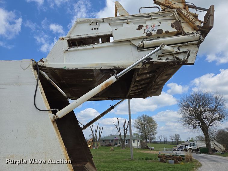 image for item EN3627 2000 International 4900 refuse truck