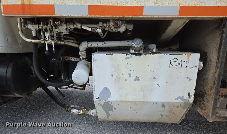 image for item EN3627 2000 International 4900 refuse truck