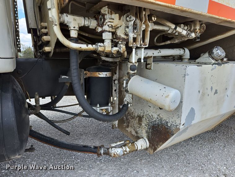 image for item EN3627 2000 International 4900 refuse truck