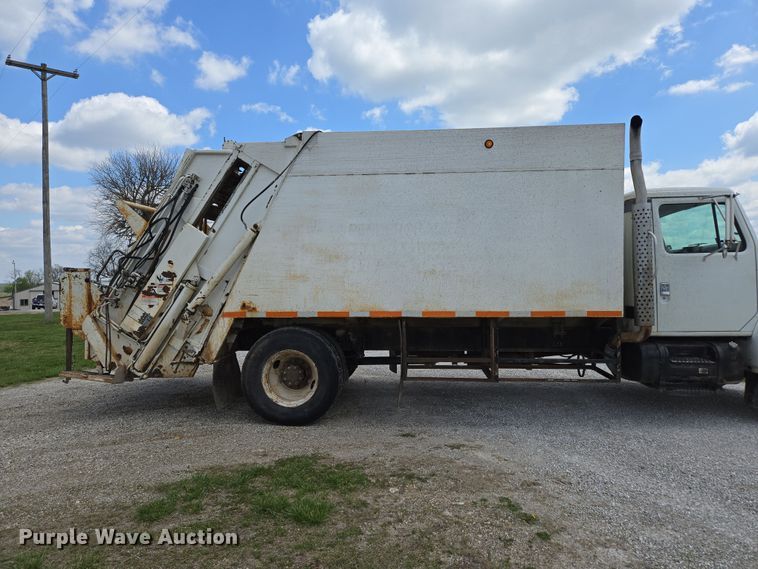 image for item EN3627 2000 International 4900 refuse truck