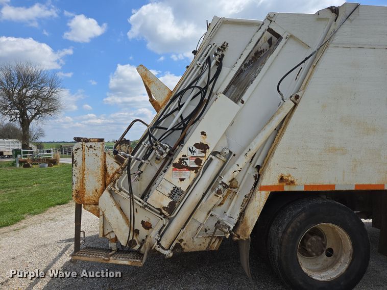image for item EN3627 2000 International 4900 refuse truck