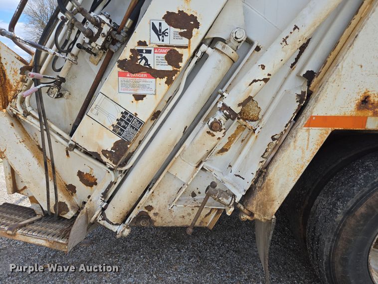 image for item EN3627 2000 International 4900 refuse truck