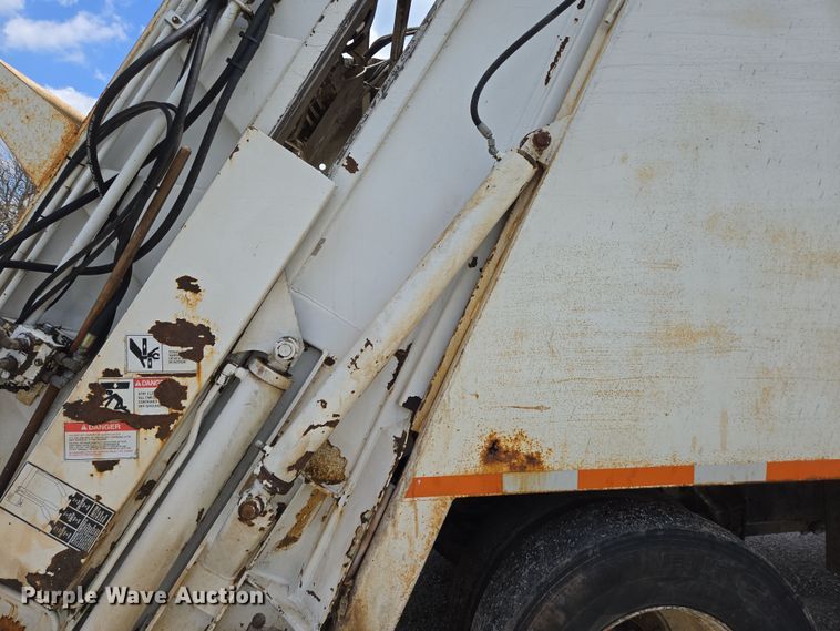 image for item EN3627 2000 International 4900 refuse truck