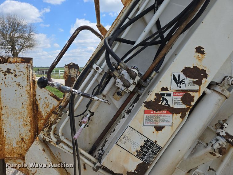 image for item EN3627 2000 International 4900 refuse truck