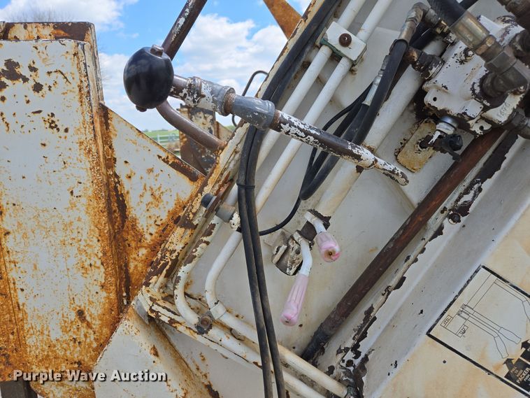 image for item EN3627 2000 International 4900 refuse truck