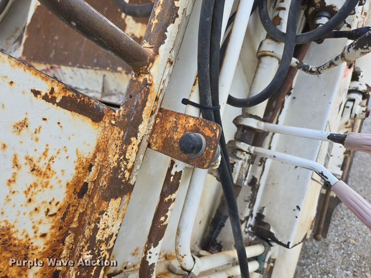 image for item EN3627 2000 International 4900 refuse truck