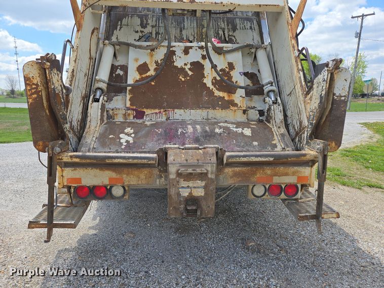 image for item EN3627 2000 International 4900 refuse truck